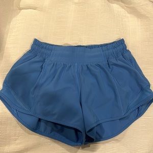 Blue lululemon hotty hots 2.5 inch
